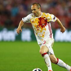 Iniesta: "I was going to take it, but Ramos seemed confident..."