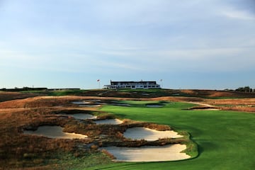 Un campo salvaje sometido a los vientos del Atl¨¢ntico que se convirti¨® en una trituradora en el US Open disputado all¨ª en 2018 y que volver¨¢ a acoger la cita en 2026. Dise?ado por William Flynn en 1931 y reformado por Bill Coore y Ben Crenshaw en 2012, se ubica en Southampton, en el estado de Nueva York, y est¨¢ considerado el primer links de Estados Unidos.