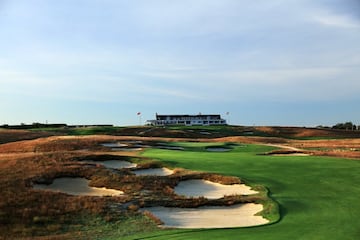 Un campo salvaje sometido a los vientos del Atlántico que se convirtió en una trituradora en el US Open disputado allí en 2018 y que volverá a acoger la cita en 2026. Diseñado por William Flynn en 1931 y reformado por Bill Coore y Ben Crenshaw en 2012, se ubica en Southampton, en el estado de Nueva York, y está considerado el primer links de Estados Unidos. 