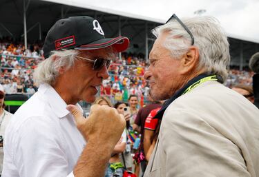 El actor de Hollywood Michael Douglas habla con el cantante Jon Bon Jovi antes de la carrera.