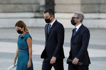 El presidente del Gobierno, Pedro Sánchez llegando al acto junto a Aroa López, jefa de urgencias del hospital Vall d´Hebrón y Hernando Calleja, hermano del periodista José María Calleja, fallecido por Covid-19 el pasado mes de abril. 