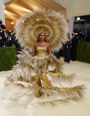 La modelo y empresaria somalí lució un vestido de plumas diseño de Harris Reed en una gala bajo el tema 'En América: un léxico de la moda'.