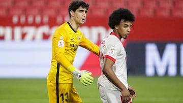 Koundé, junto a Yassine Bono.