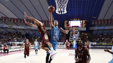 Alec Brown lanza durante el partido contra el Reyer Venecia.