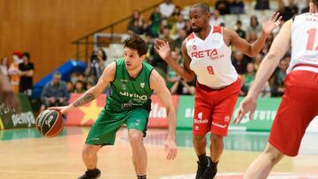 Laprovittola avanza ante la defensa de Tabu durante el partido entre el Divina Joventut y el RETABet Bilbao.