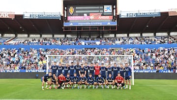 Foto de familia de los jugadores con la afición al fondo.