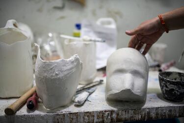 Cuando las medidas se toman a mano, el molde se suele hacer con yeso y sobre él se coloca el termoplástico o la fibra de carbono. Si se opta por el mapa 3D de la cara, se obtiene el molde en una espuma rígida tras pasar por una fresadora, como si se tratase de una impresora en 3D.