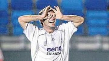 <b>VISIONARIO DEL GOL. </b>Mata celebra uno de sus tantos de esta original y sugerente manera.