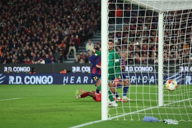 3-0. Centro de Cancelo que le llega a Marc Bernal y empuja el balón al fondo de la portería de Musso.