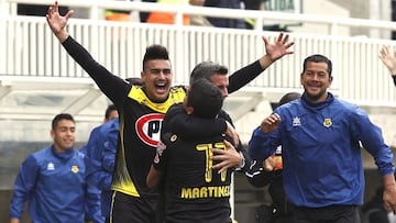 Futbol, San Luis vs Universidad Catolica.
 Septima fecha Campeonato de Apertura 2016/17.
 El jugador de San Luis , Gerson Martinez, centro, celebra su gol contra Universidad Catolica durante el partido de primera division disputado en el estadio Lucio Fari&ntilde;a de Quillota, Chile.
 25/09/2016 
 Felipe Zanca/Photosport******** 
 
 Football, San Luis vs Universidad Catolica.
 7th date Aperture Champioship 2016/17.
 San Luis  player, Gerson Martinez,center, celebrates his goal against Universidad Catolica during the first division football match at the Lucio Fari&ntilde;a stadium in Quillota, Chile.
 25/09/2016
 Felipe Zanca/Photosport