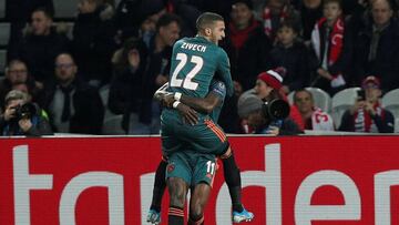 Promes y Ziyech celebrando el gol.