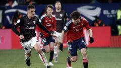 PAMPLONA, 01/03/2023.- El delantero de Osasuna Abde Ezzalzouli (d) se escapa de Dani García, del Athletic, durante el partido de ida de las semifinales de la Copa del Rey que Osasuna y Athletic de Bilbao disputan este miércoles en el estadio de El Sadar, en Pamplona. EFE/Jesús Diges
