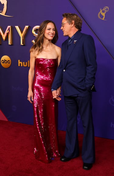 Susan Downey y Robert Downey Jr. durante la alfombra roja de los premios Emmys 2024 celebrados en el teatro Peacock de Los Ángeles.