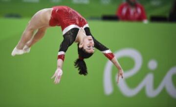 Ana Pérez compite en la clasificación de gimnasia artística femenina.