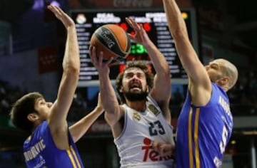 Sergio Llull entre James Augustine y Marko Todorovic.