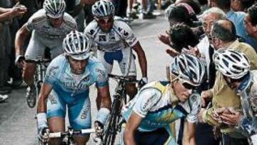 <b>MAJESTUOSO. </b>Alberto Contador sube rodeado de italianos: delante, Di Luca; detrás, Rebellin.