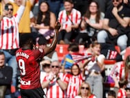 MADRID, 28/02/2026.- El delantero del Athletic Club Iñaki Williams celebra su gol ante el Rayo durante el partido de Liga disputado este sábado en el estadio de Vallecas. EFE/Javier Lizón