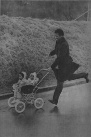 Muhammad Ali de paseo con sus hijos. 