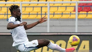 Duvan Zapata of Atalanta BC score the goal during the Serie A match between US Lecce and Atalanta Bergamasca Calcio on march 1, 2020 stadium "via del Mare" in Lecce, Italy (Photo by Gabriele Maricchiolo/NurPhoto via Getty Images)