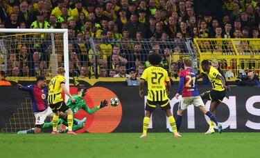 Guirassy revienta el balón al fondo de la portería defendida por SWczcesny.