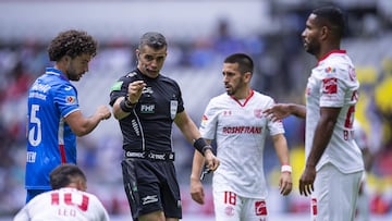 Fernando Hernández señala la pena máxima en favor de Toluca en contra de Cruz Azul.