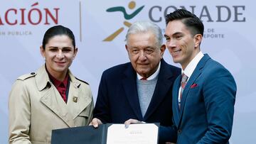 MEX4836. CIUDAD DE MÉXICO (MÉXICO), 19/12/2023.- El presidente de México Andrés Manuel López Obrador (c) junto a la Titular de la Comisión Nacional del Deporte, Ana Gabriela Guevara (i) entregan el Premio Nacional de Deportes 2023 al patinador sobre ruedas Jorge Luis Martínez (d) hoy, en Palacio Nacional en Ciudad de México (México). Obrador, felicitó este martes a los deportistas mexicanos que brillaron en los Juegos Panamericanos y Parapanamericanos y aseguró que tienen todo para brillar en los Olímpicos de París 2024. EFE/Mario Guzmán
