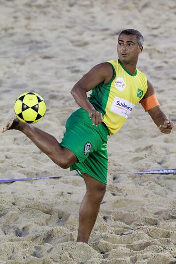 El delantero brasile?o era un jugador que despertaba pasiones por su calidad, acusado siempre de ser poco exigente consigo mismo, pero desbordando categora para ser uno de los mejores futbolistas del mundo. Con su seleccin jug un gran papel en el Mundial de Estados Unidos de 1994 del que salieron vencedores. Tras colgar las botas decidi probar sobre la arena y disput el Mundial de 2005 en las playas de Ro de Janeiro, donde marc seis goles y consigui la medalla de bronce. 