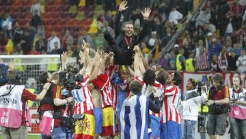 Simeone, manteado por sus futbolistas en el estadio Nacional de Buscarest despu&eacute;s de que el Atl&eacute;tico ganara al Athletic el primer t&iacute;tulo con &eacute;l como entrenador: la Europa League de 2012. 