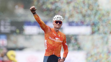 Hulst (Netherlands), 01/02/2026.- Cyclist Mathieu van der Poel celebrates his victory in the Men's Elite race at the 2026 UCI Cyclo-cross World Championships in Hulst, the Netherlands, 01 February 2026. (Ciclismo, Países Bajos; Holanda) EFE/EPA/Iris van den Broek