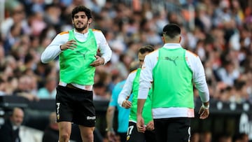 Gonçalo Guedes, calentando.