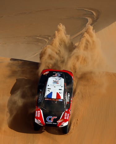 El piloto francés Mathieu Serradori y su copiloto francés Loic Minaudier compiten durante la etapa de hoy.