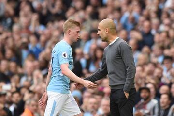 Influencial | Manchester City's Kevin De Bruyne walks by his Spanish manager, Pep Guardiola.