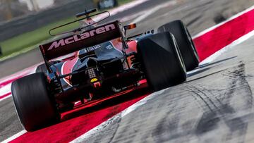VX13 MANAMA (BARÉIN), 14/04/2017.- El piloto español de Fórmula Uno, Fernando Alonso, de McLaren-Honda, durante la primera sesión de entrenamientoa libres en el circuito de Sakhir cerca de Manama, baréin, hoy, 14 de abril de 2017. El Gran Premio de Baréin se celebrará el próximo 16 de abril de 2017. EFE/SRDJAN SUKI