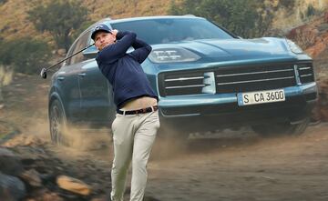 Los fabricantes de coches tienen en el golf una de sus principales ventanas de m¨¢rketing. Son varios los que patrocinan torneos, caso de Porsche en el European Open que se disputa esta semana en Alemania, pa¨ªs natal de Nick Bachem, el protagonista de la imagen, que sale en el hoyo 12 ante un imponente Cayenne.