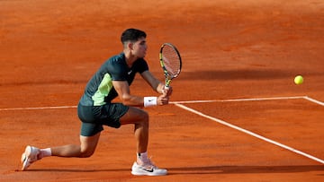 Nice (France), 22/07/2023.- Carlos Alcaraz of Spain in action against Borna Coric of Croatia during their match at the Hopman Cup tournament in Nice, France, 22 July 2023. (Tenis, Croacia, Francia, España, Niza) EFE/EPA/SEBASTIEN NOGIER
