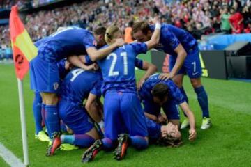 Modric arropado por sus compa?eros tras marcar el primer gol de Croacia en esta Eurocopa.