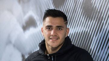 Maxi G&oacute;mez posa para AS en el tunel de vestuarios de las instalaciones del Celta en A Madroa. 