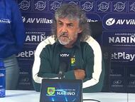 El técnico del Bucaramanga cuestionó que el juez no vio la fractura en la mano del defensor José García y pidió a la Comisión Arbitral tener en cuenta los escenarios elevados en las designaciones.