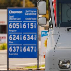 Encuesta: Putin, empresas y Biden, culpables del aumento en los precios de la gasolina