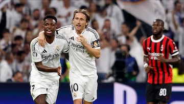 Modric con Vinicius, en un partido ante el Milan, que le pretende.