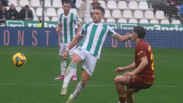 Isma Ruiz disputa un balón