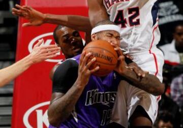 DeMarcus (Kings) y Elton Branden en el Sacramento Kings - Atlanta Hawks.