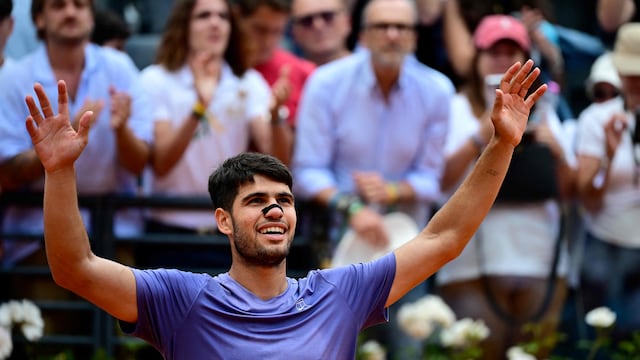 Spain's Carlos Alcaraz celebrates after winning against Russia's Karen Khachanov during their men's singles match at the ATP Rome Open tennis tournament at Foro Italico in Rome on May 13, 2025. (Photo by PIERO CRUCIATTI / AFP)