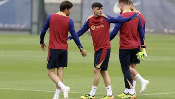 Pedri, en el entrenamiento, junto a Sergi Roberto y Ter Stegen.
