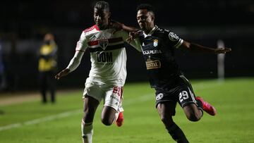 SAO PAULO, BRAZIL - MAY 25: Luis Manuel Orejuela of Sao Paulo fights for the ball with Nilson Loyola of Sporting Cristal during a group E match of Copa CONMEBOL Libertadores 2021 between Sao Paulo v Sporting Cristal at Morumbi Stadium on May 25, 2021 in S