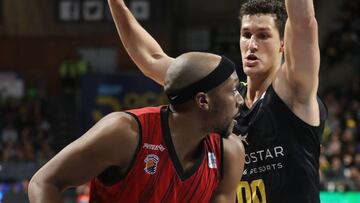 GRAFCAN203. LA LAGUNA (TENERIFE), 20/01/2019.- Los bases Josh Akognon, del Montakit Fuenlabrada, y Rodrigo San Migiuel, del Ibersotar Tenerife, durante el partido de la 17ª jornada de la liga Endesa disputado en el pabellón Santiago Martín.- EFE/ Cristóbal García