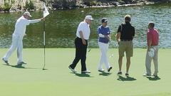 Donald Trump y Shinzo Abe juegan al golf durante la visita del primer ministro japon&eacute;s el pasado mes de febrero.