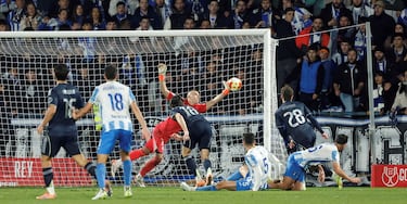 Remate con el hombro de Isaiah Jerónimo.  El portero del Real Madrid desvía el balón con la mano y evita el tanto del Talavera para igualar el encuentro.