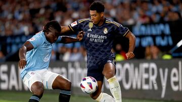 VIGO (GALICIA), 25/08/2023.- El centrocampista británico del Real Madrid Jude Bellingham (d) lucha con el ghanés Joseph Aidoo, del Celta, durante el partido correspondiente a la Jornada 3 de LaLiga que enfrenta este viernes al Celta de Vigo y Real Madrid en el estadio de Balaídos, en Vigo. EFE/Salvador Sas