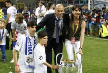 Zinedine Zidane y su familia posan con el trofeo de la Champions que conquistó el Real Madrid ante el Atlético de Madrid en Milán.